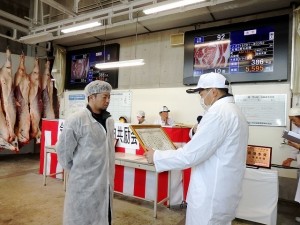 2024年6月14日(金)　たじま牛枝肉共励会　最優秀賞牛購買者の表彰（兵庫県肉用牛肥育協議会・西村会長）