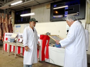 2024年7月2日(火)　観音寺市・三豊市牛枝肉共励会　最優秀賞牛出品者の表彰（観音寺市三豊市牛枝肉共励会推進協議会会長・観音寺市 佐伯市長）