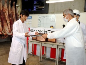 2024年7月26日(金)　神戸肉枝肉共励会　最優秀賞牛出品者の表彰（神戸肉流通推進協議会事務局・谷元事務局長）