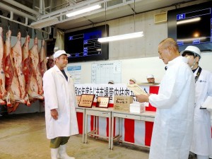 2024年8月23日(金)　たじま市場管内枝肉共励会　最優秀賞牛出品者の表彰（JAたじま・西谷常務）