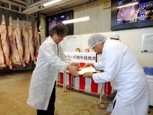 2024年11月8日(金)　JA全農ミートフーズ(株)肉牛枝肉共励会　最優秀賞牛購買者の表彰（JA全農ミートフーズ㈱西日本営業本部常務取締役・武井本部長）